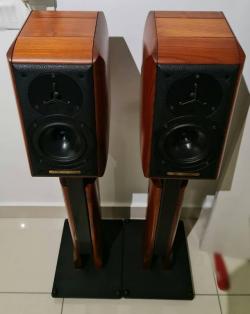 Sonus Faber Signus Bookshelf Speaker (With Original Stand)